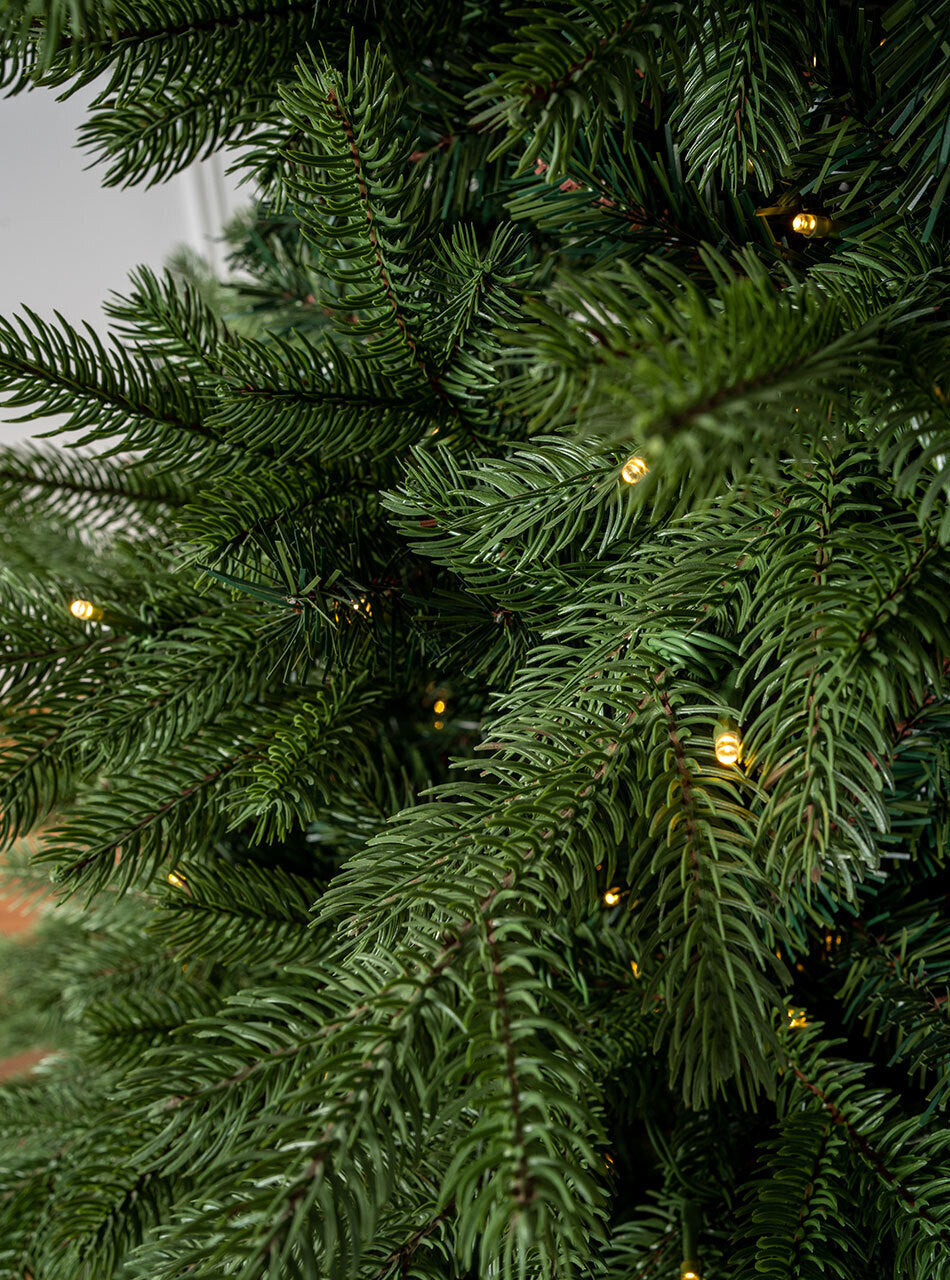 Spitsbergen Spruce 7ft / 210cm Pre-Lit Christmas Tree