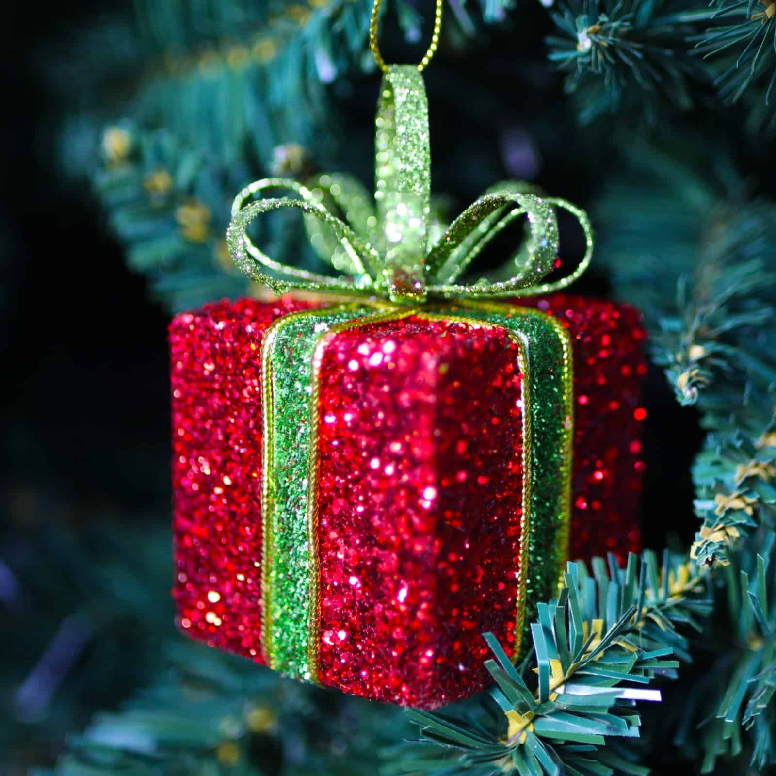 RED GLITTER PRESENT With GREEN BOW 60mm 6 pack