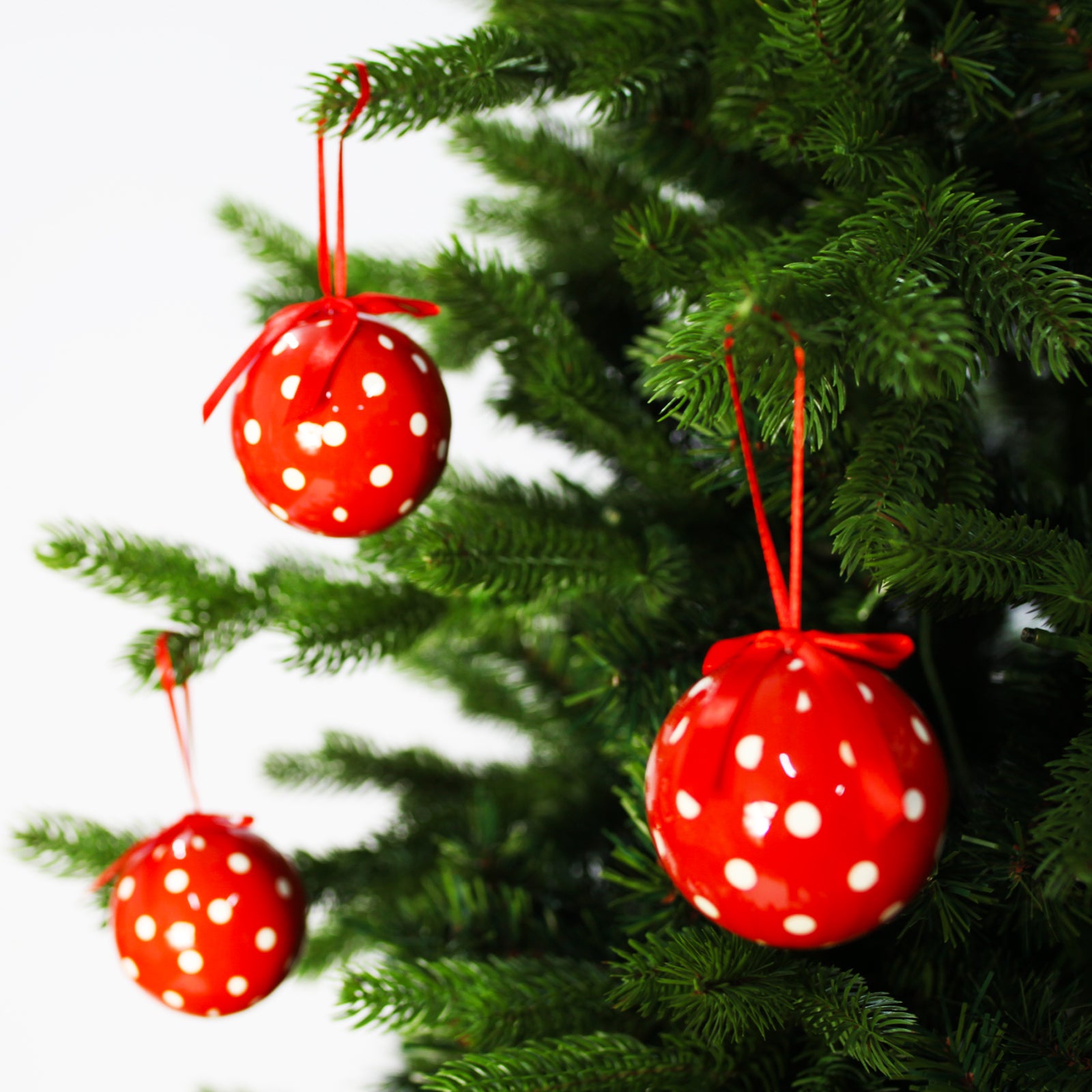 RED WITH WHITE SPOT Baubles 75mm