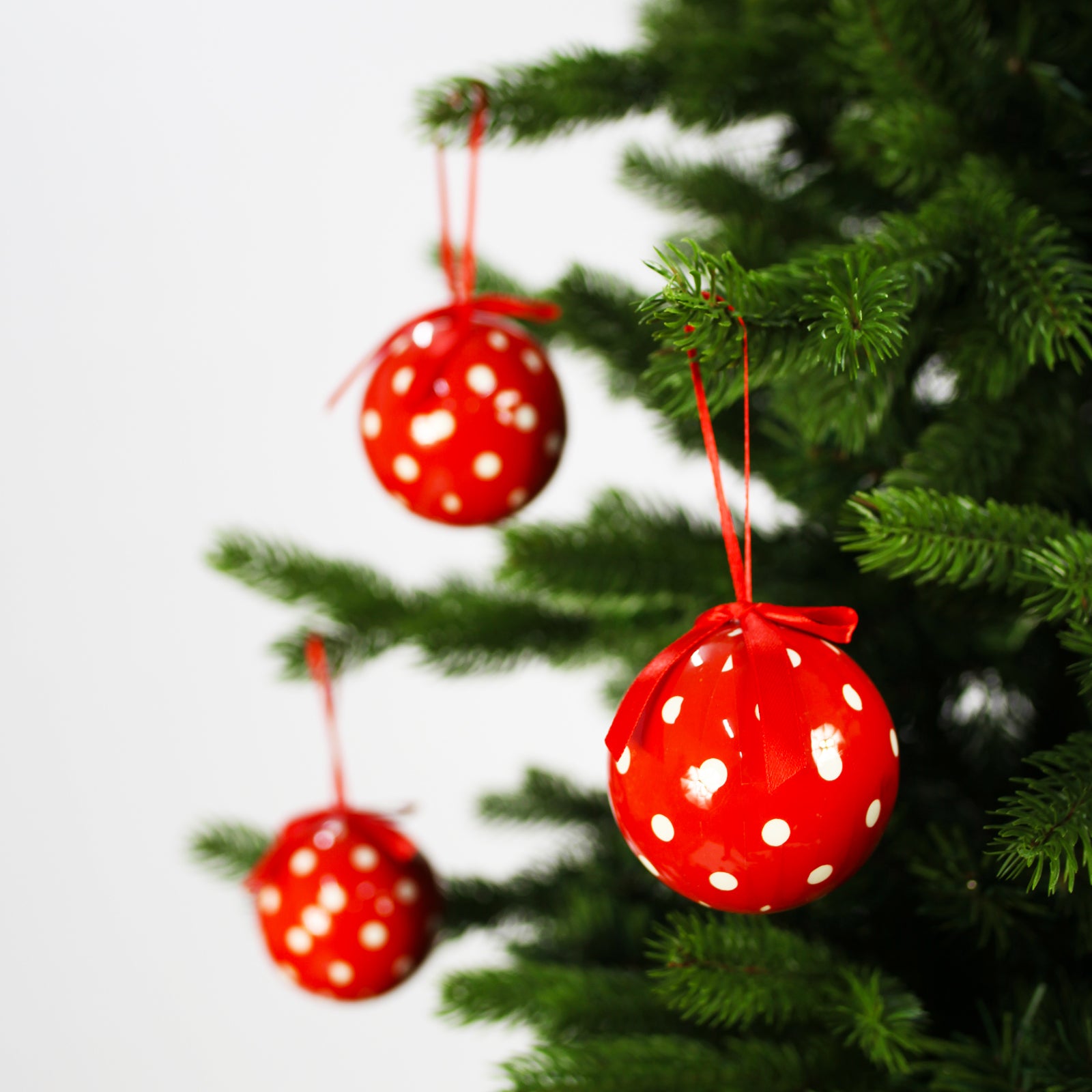 RED WITH WHITE SPOT Baubles 75mm