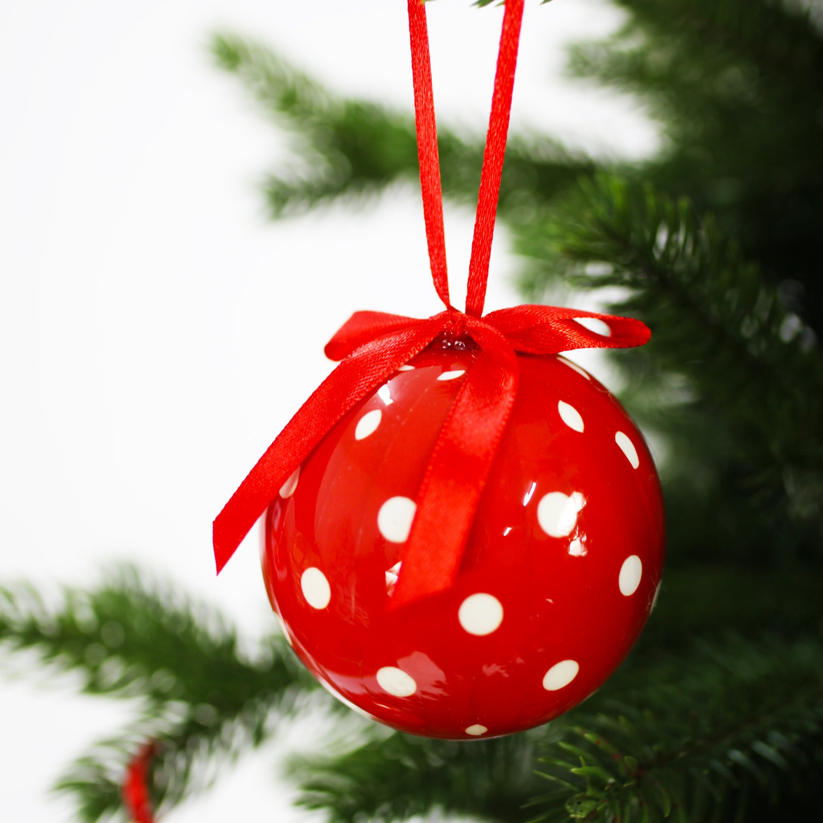 RED WITH WHITE SPOT Baubles 75mm
