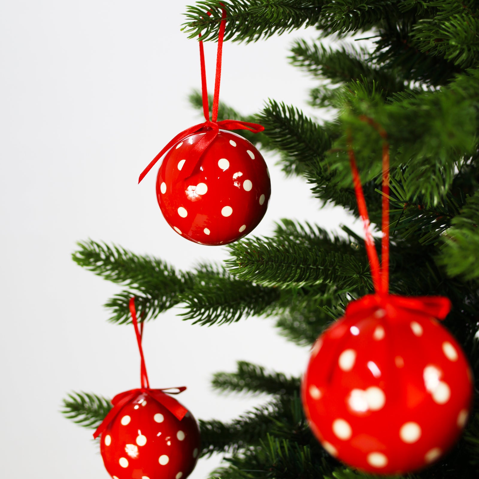 RED WITH WHITE SPOT Baubles 75mm