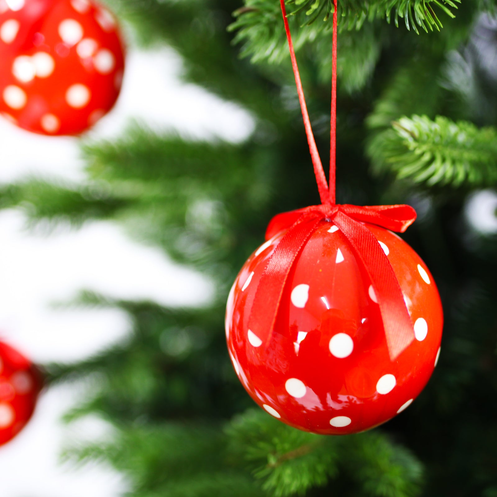 RED WITH WHITE SPOT Baubles 75mm