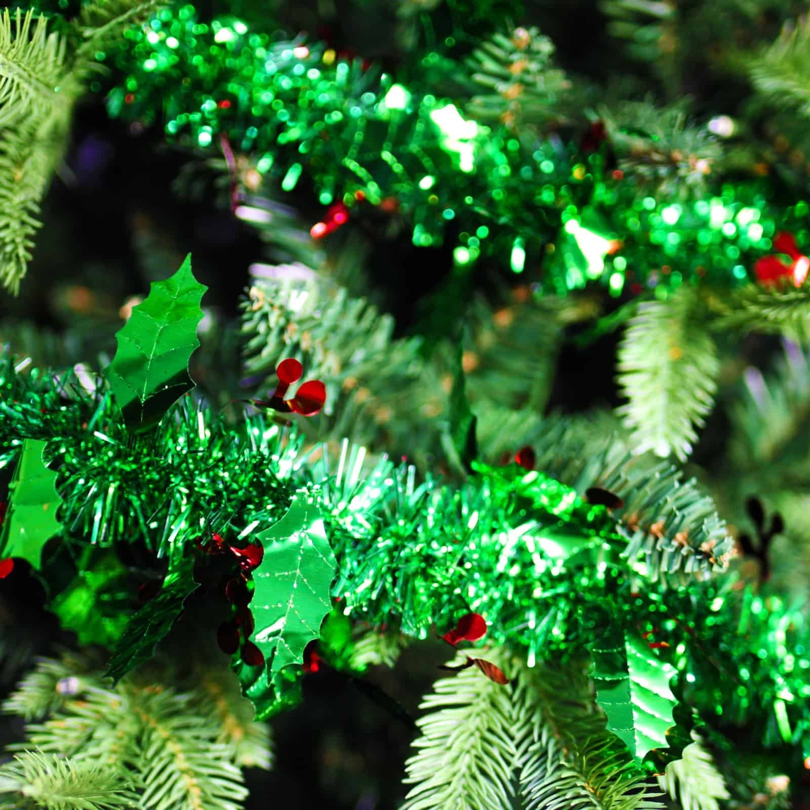 25m HOLLY Green Leaf Tinsel with Red Berry 100mm wide