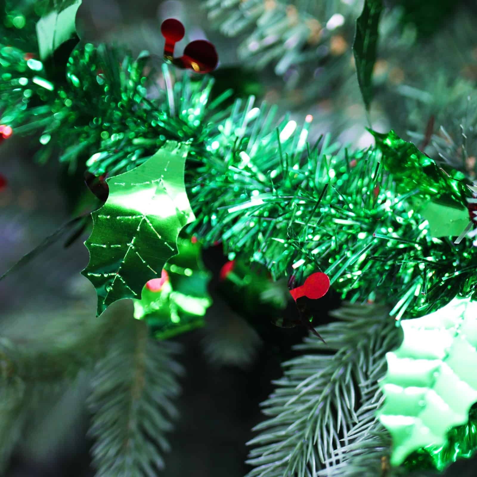 25m HOLLY Green Leaf Tinsel with Red Berry 100mm wide