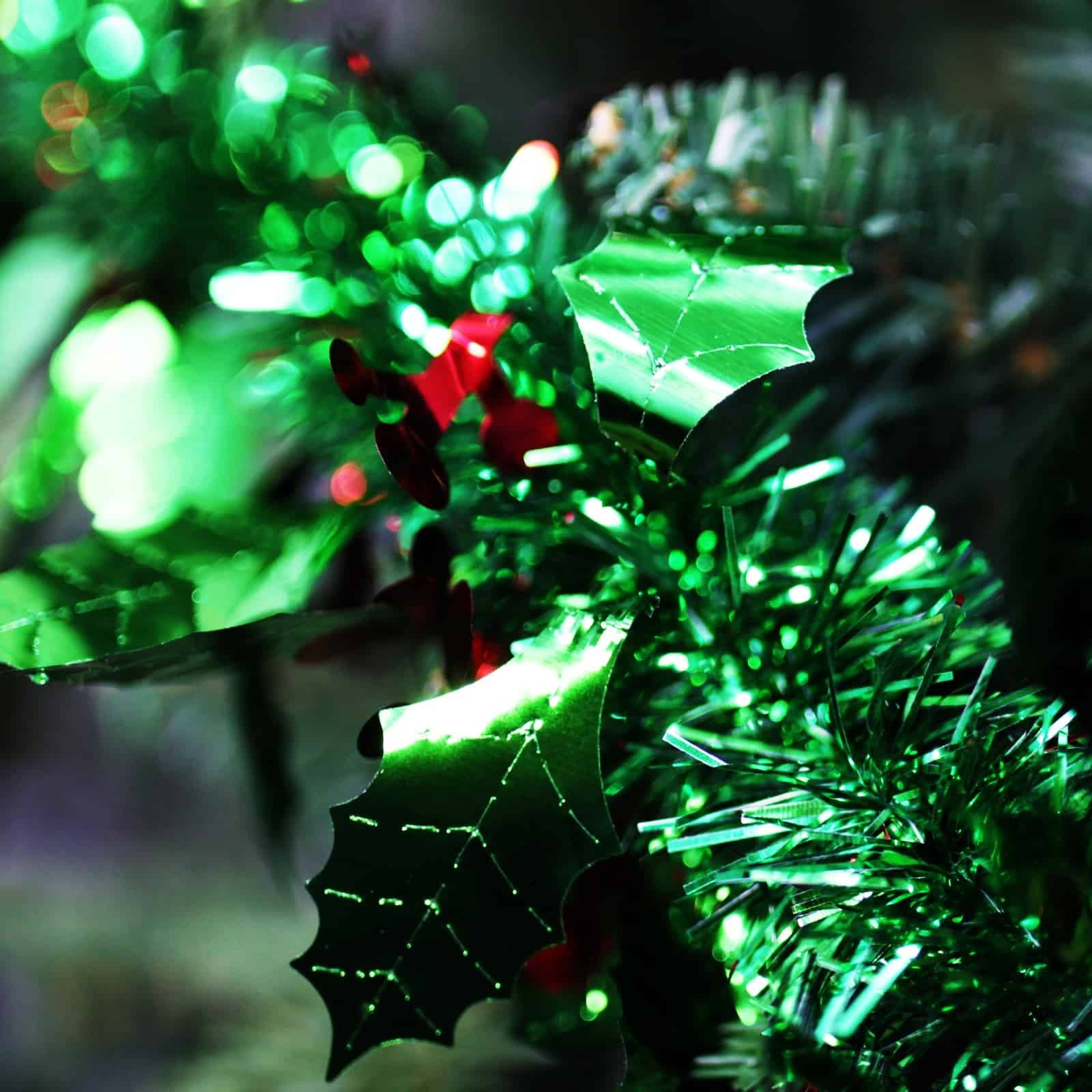 25m HOLLY Green Leaf Tinsel with Red Berry 100mm wide