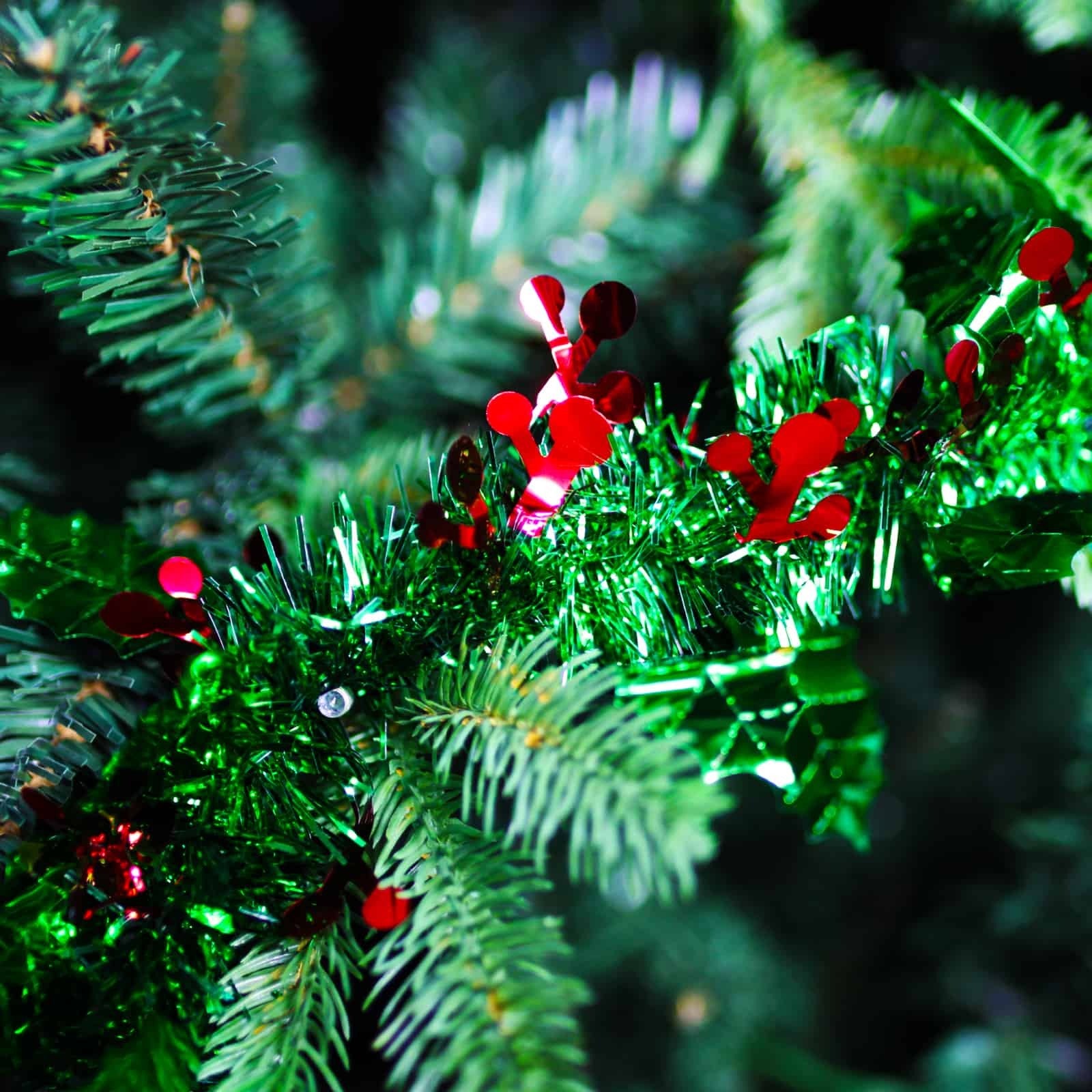 25m HOLLY Green Leaf Tinsel with Red Berry 100mm wide
