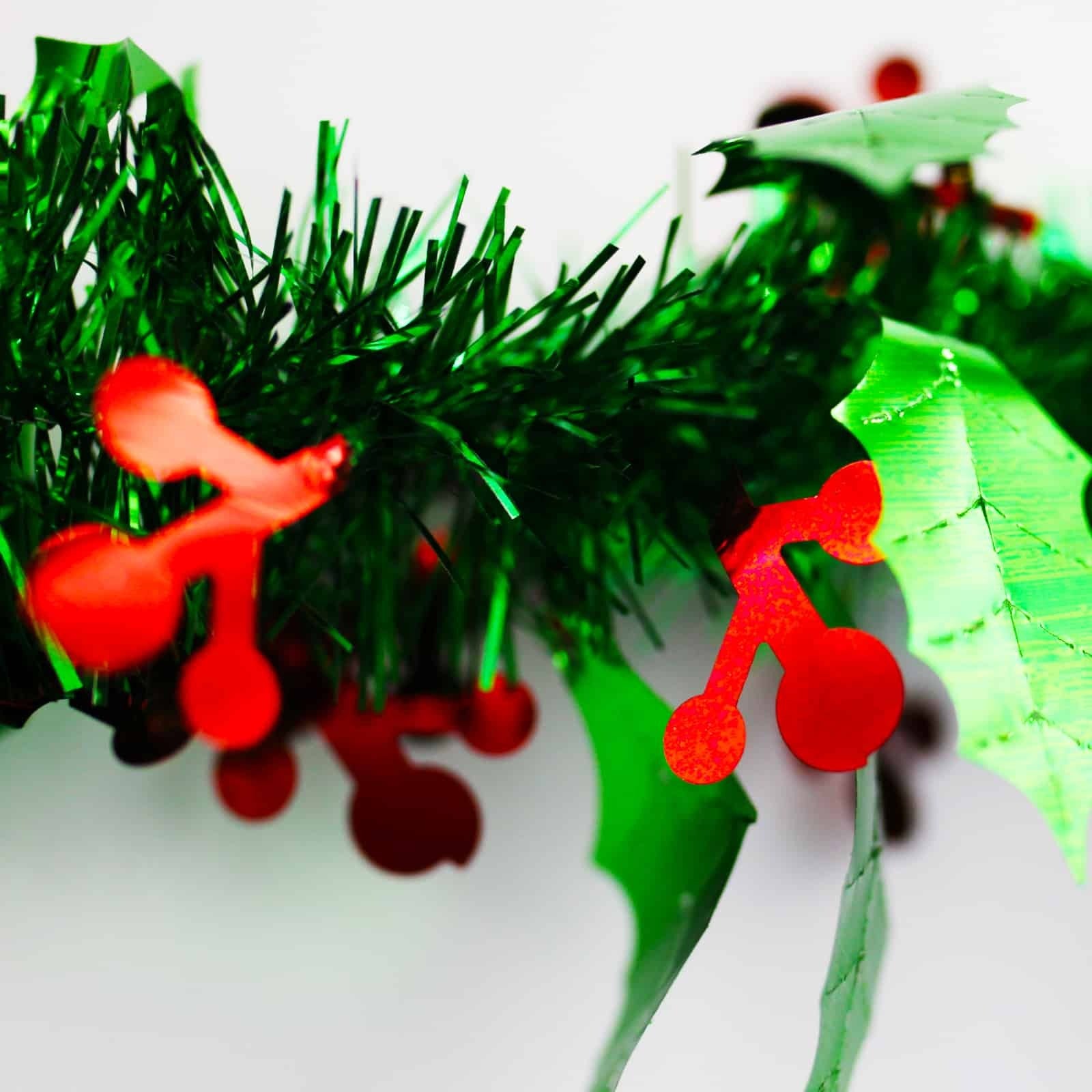 25m HOLLY Green Leaf Tinsel with Red Berry 100mm wide