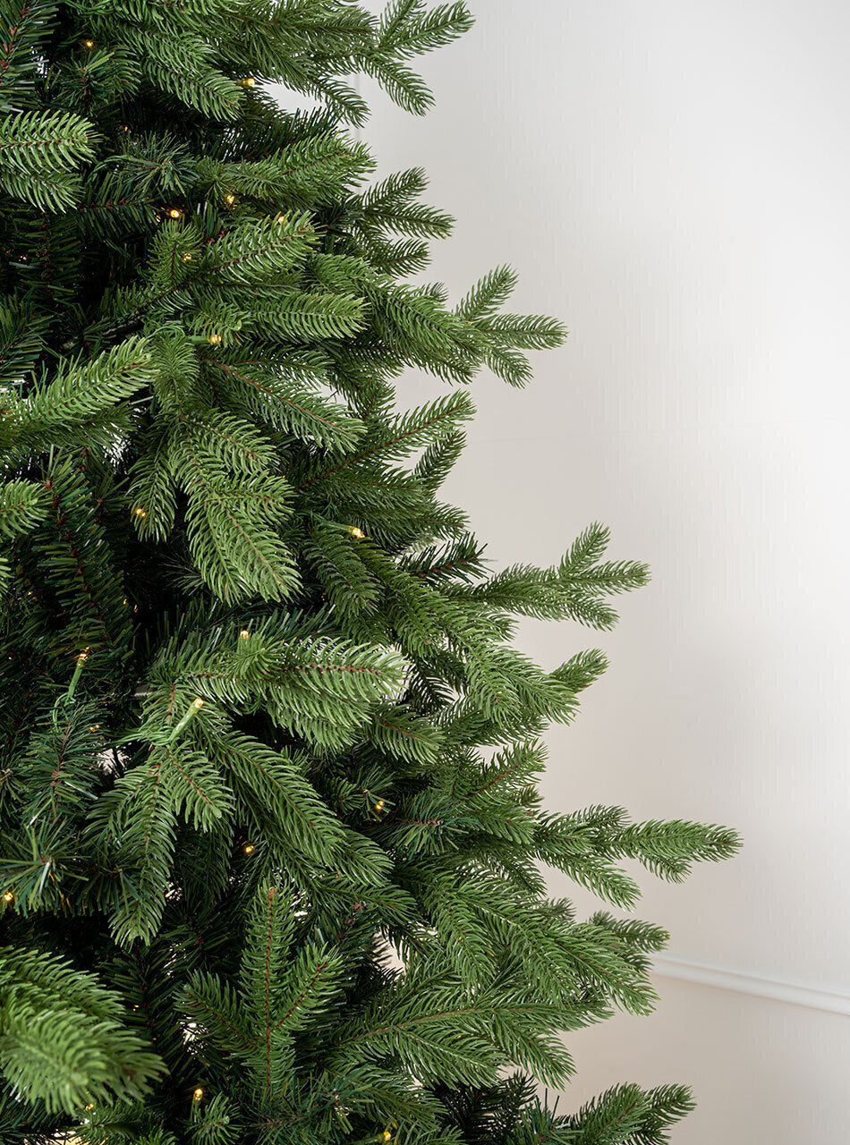 Spitsbergen Spruce 7ft / 210cm Pre-Lit Christmas Tree