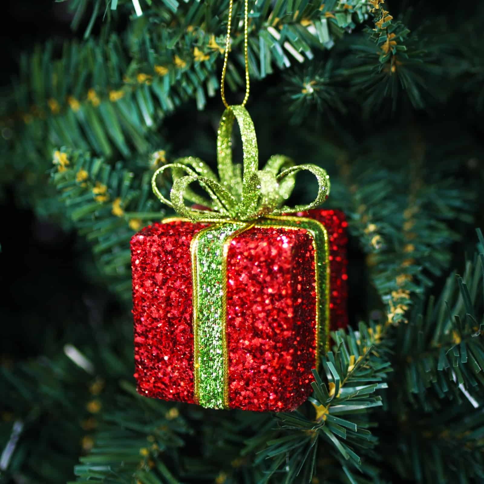 RED GLITTER PRESENT With GREEN BOW 60mm 6 pack