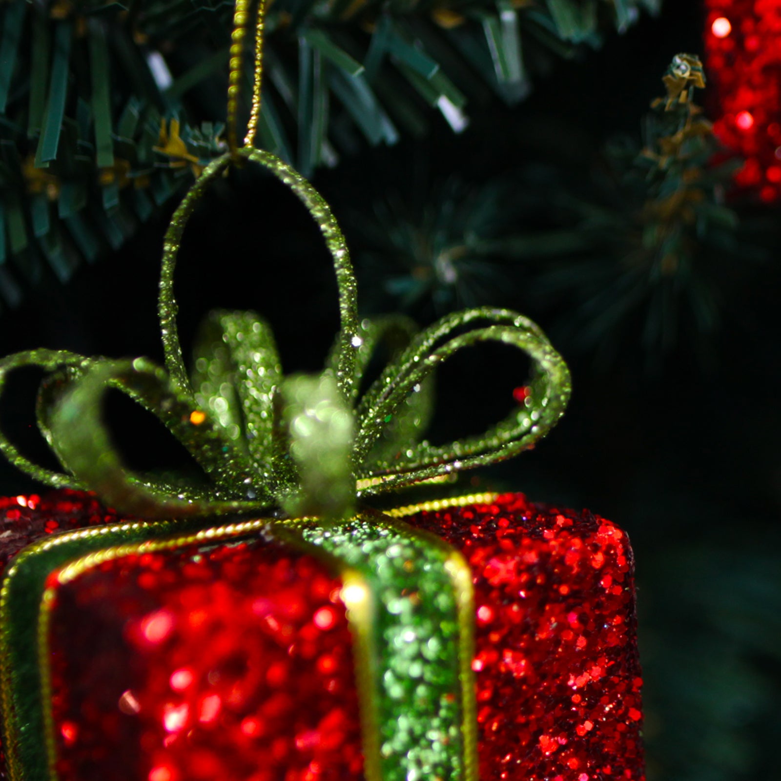RED GLITTER PRESENT With GREEN BOW 60mm 6 pack