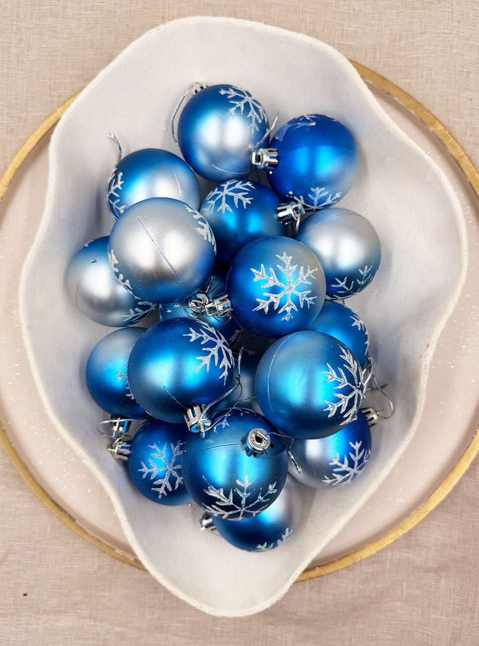 Blue with white snowflakes 18pk